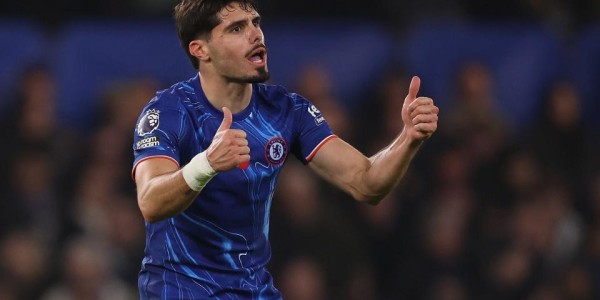 乐鱼-巴黎9次射门进5球！蓝军门将射正亡，恩佐怒摔皮球朝他大吼